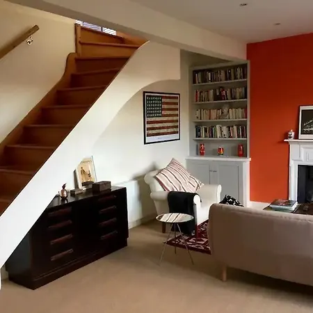 Stylish Top Floor 1 Bed Flat In West Hampstead